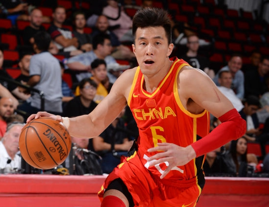 中国男篮翻盘黄蜂，拉塞尔一己之力扛起全队