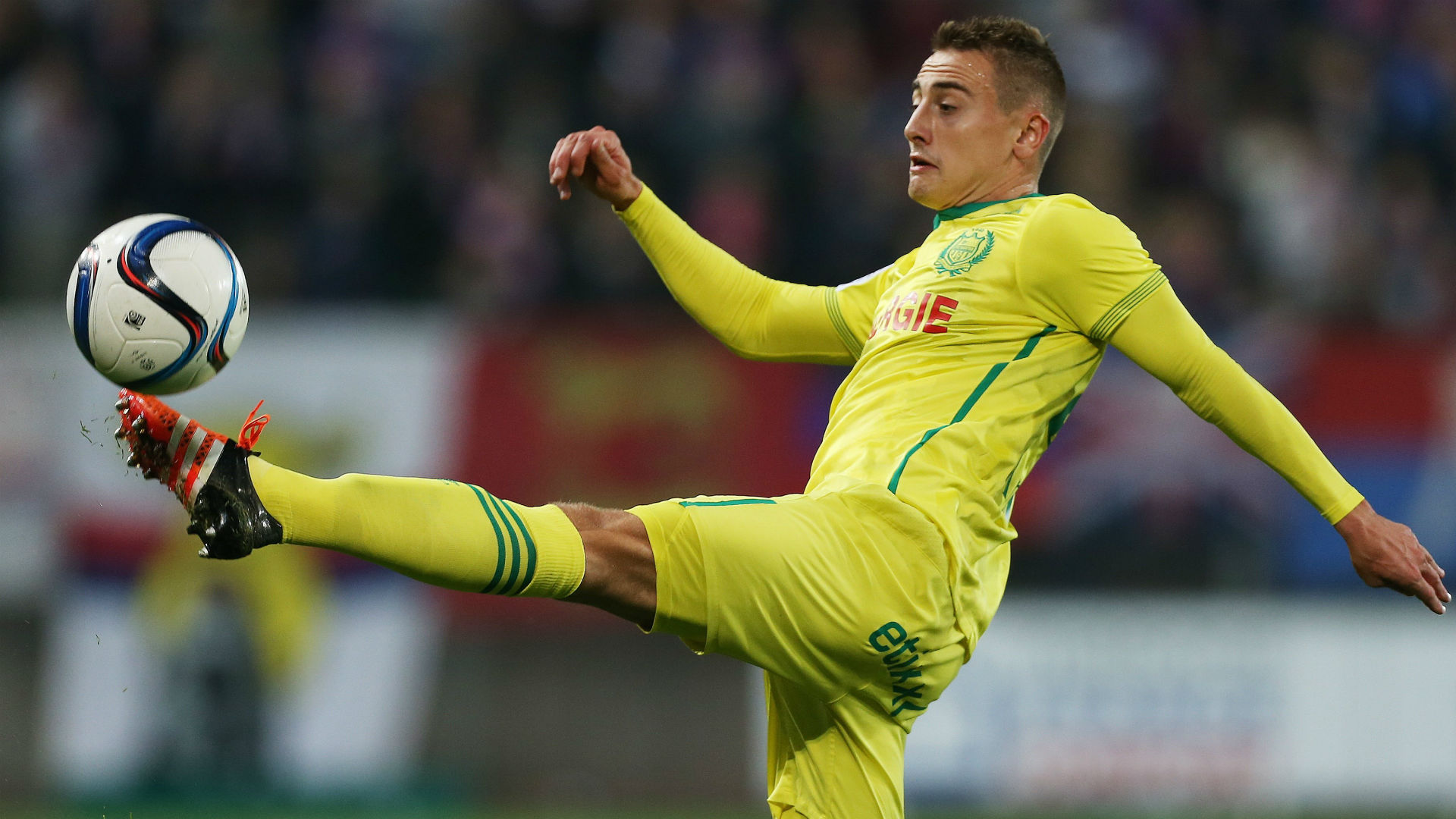 利兹联出售主力前锋，引发球迷抗议