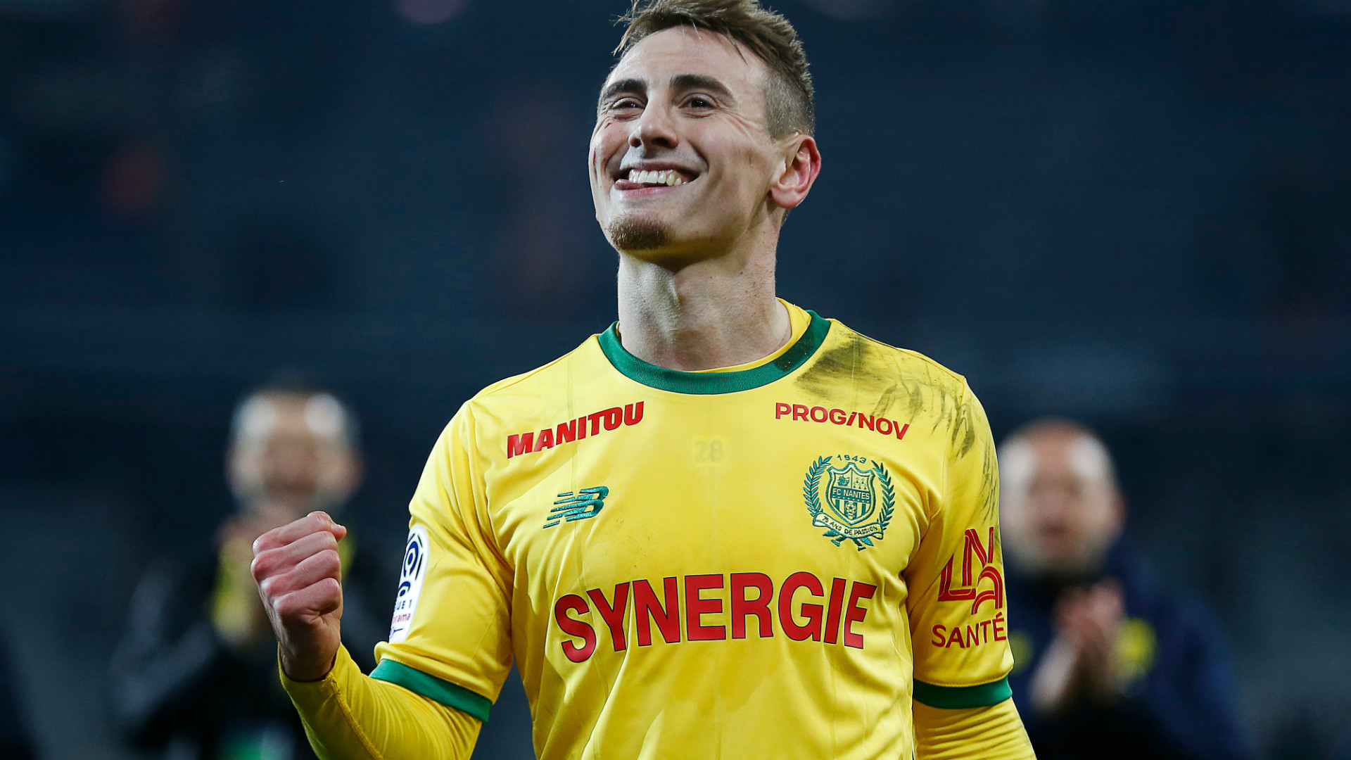 利兹联出售主力前锋，引发球迷抗议