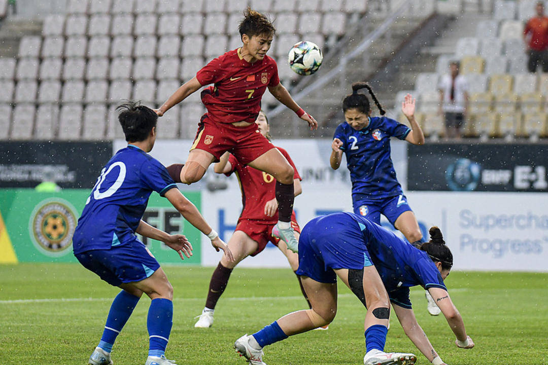 顶尖赛事：女足比赛掀起热潮